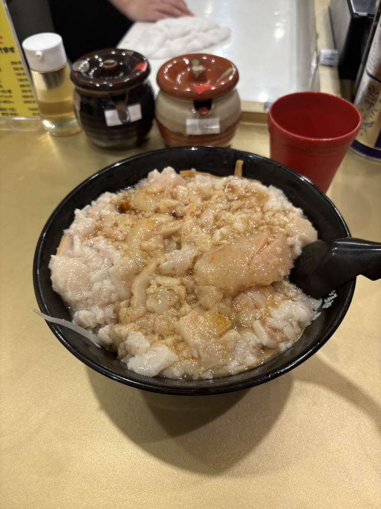 これ、ラーメンか。油か。