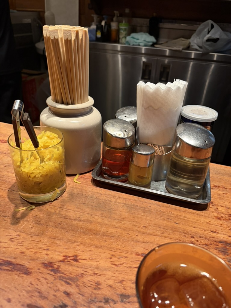 卓上の調味料とザーサイ