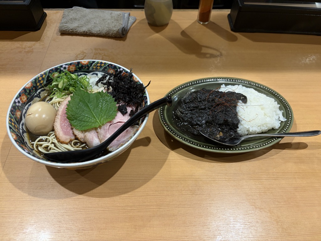 北千住煮干中華蕎麦 かれん（足立区・北千住）｜見た目が黒いから美味しい、で許されるカレーだった