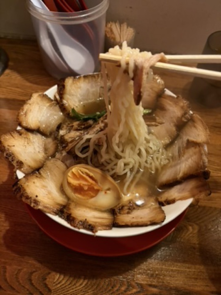 麺を持ち上げたところ