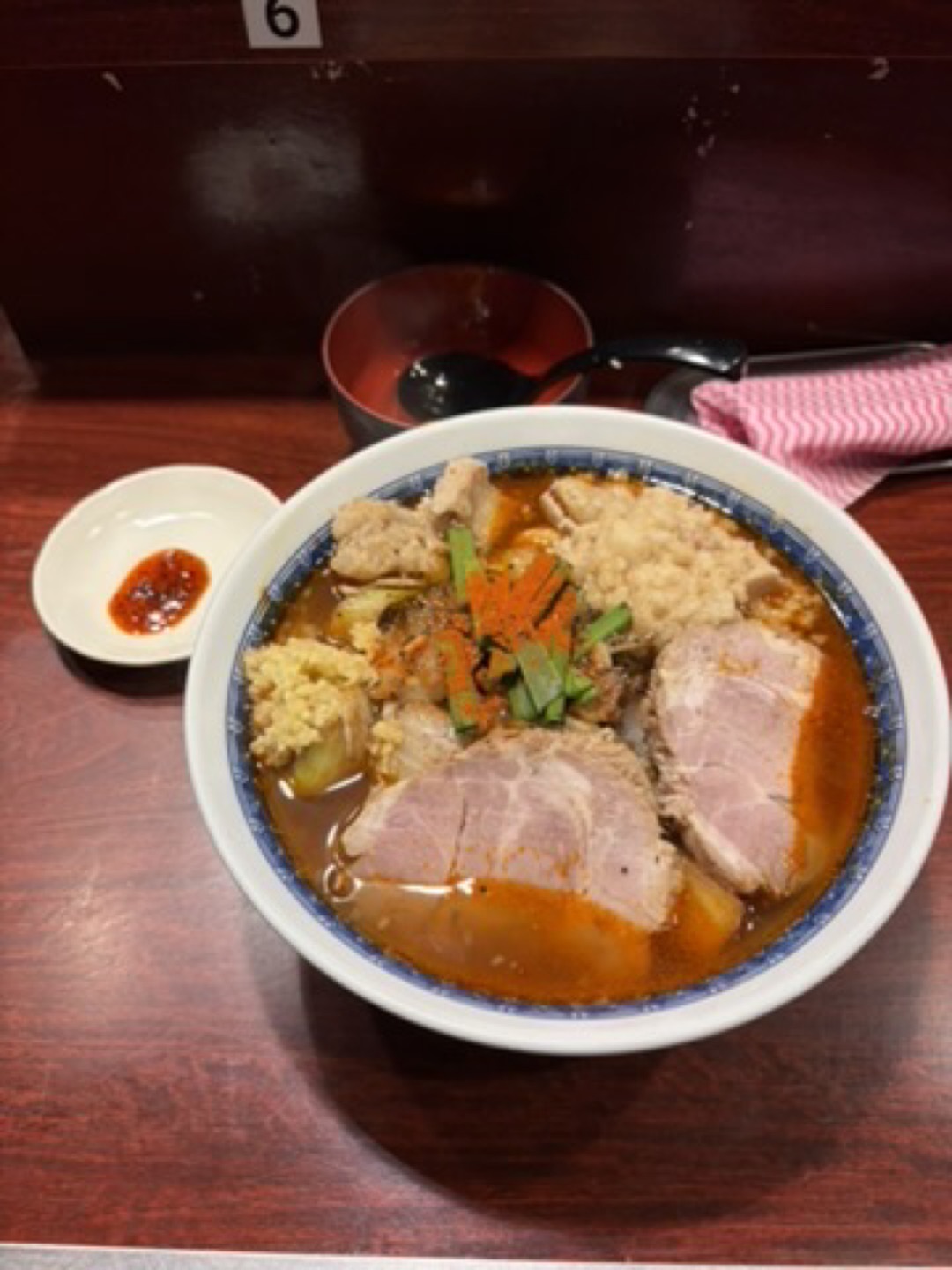 辛くすると、生卵が正解になる